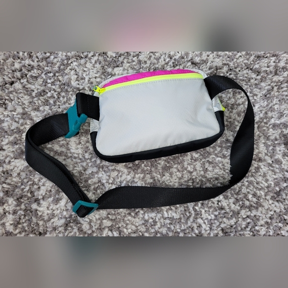 Lululemon Everywhere Belt Bag, Highlight Purple / Vapor / Intense Teal. - Picture 4 of 16